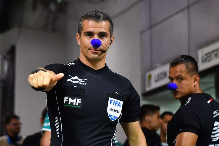 Árbitro punido com 12 jogos de suspensão após agressão em jogo caótico no México