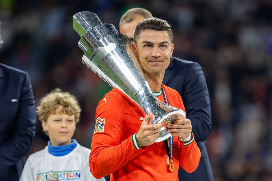 Cristiano Ronaldo ergueu sua segunda taça da Nations Cristiano Ronaldo ergueu sua segunda taça da Nations
