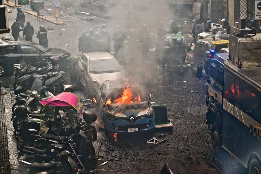 Um carro da polícia foi queimado durante os confrontos