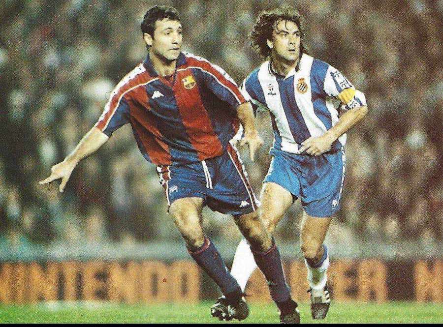 Mino, ante Stoichkov, en un derbi entre Espanyol y Barcelona