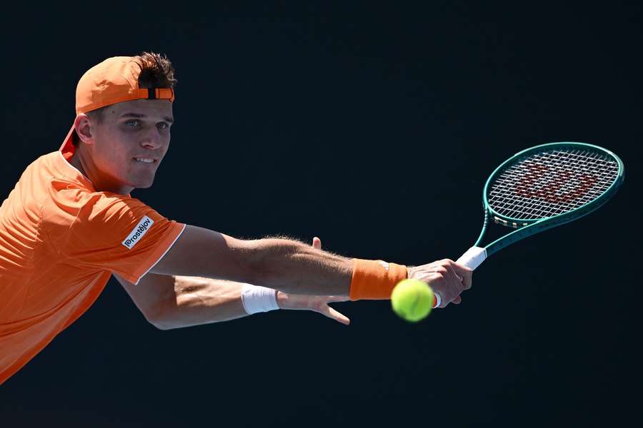 Jakub Menšík musel na Australian Open otáčet z 1:2 na sety.