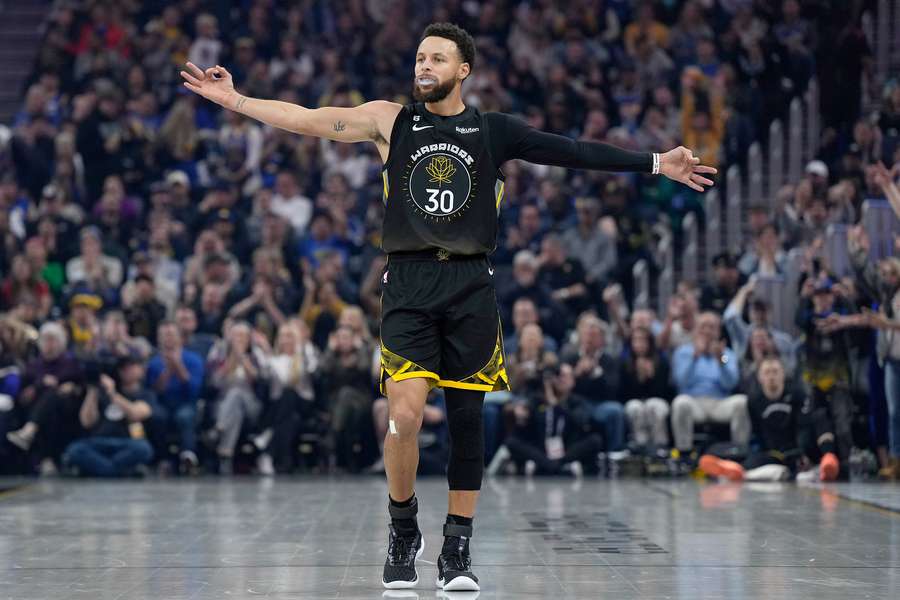 Stephen Curry celebra una tripla di Draymond Green nella sconfitta dei Warriors contro i Suns