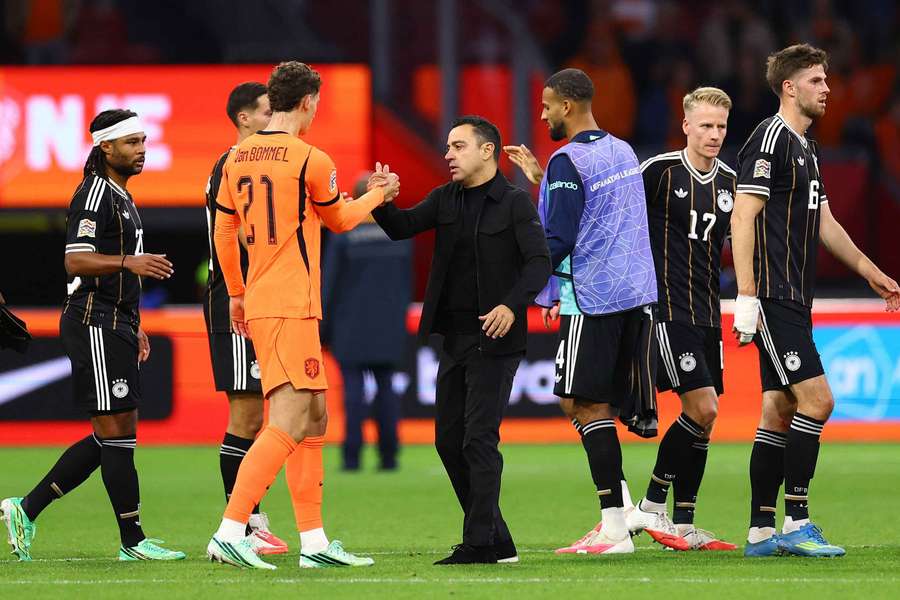 Van Bommel, felicitado por Xavi tras su debut con Países Bajos Van Bommel, felicitado por Xavi tras su debut con Países Bajos