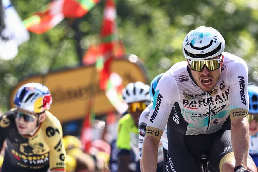 Der deutsche Radprofi Phil Bauhaus (r.) bei der Tour de France. Im Hintergrund: Wout van Aert