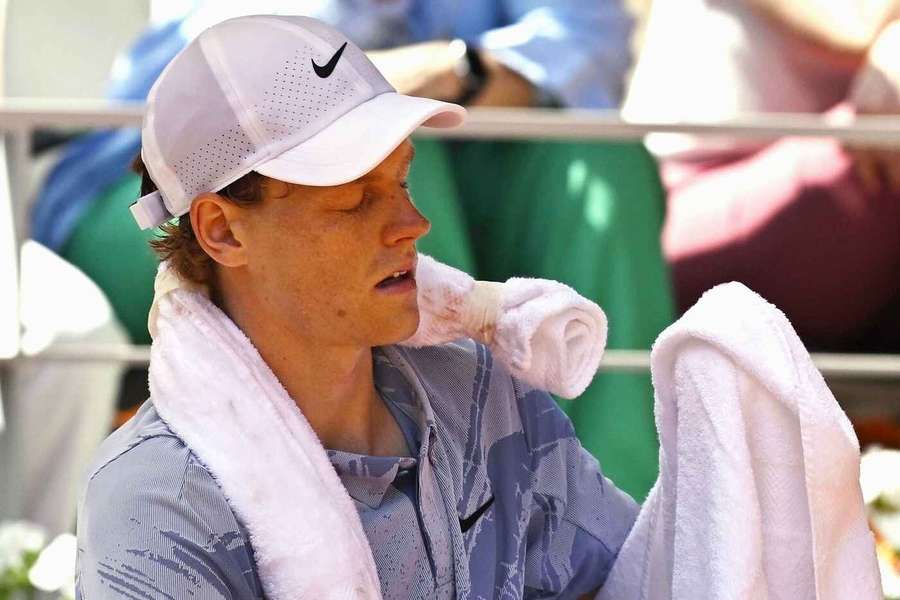 Sinner počas druhého kola Roland Garros. Sinner počas druhého kola Roland Garros.