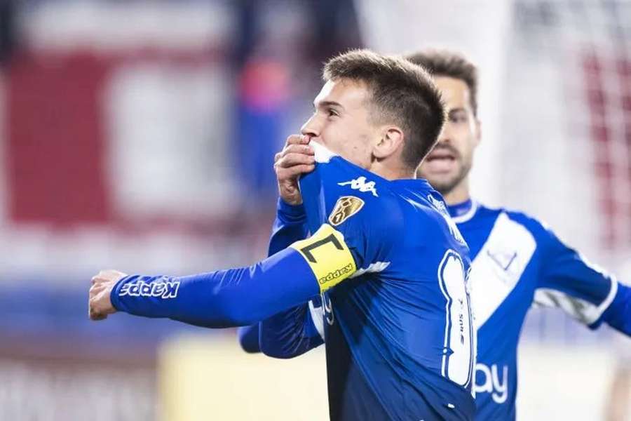 Máximo Perrone soma 33 jogos pelo Vélez Sarsfield