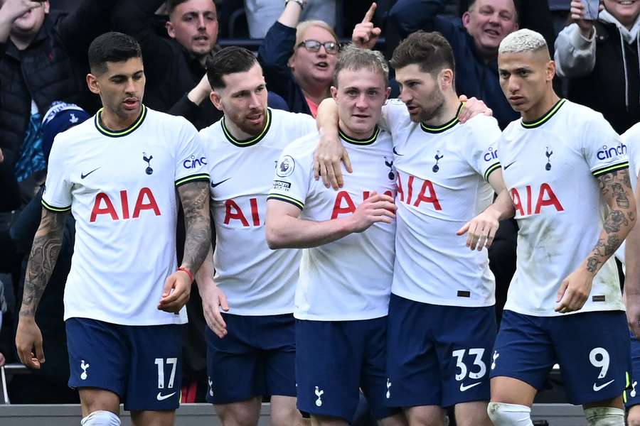 Tottenham Hotspur's English midfielder Oliver Skipp (C) celebrates with teammates after scoring the opening goal