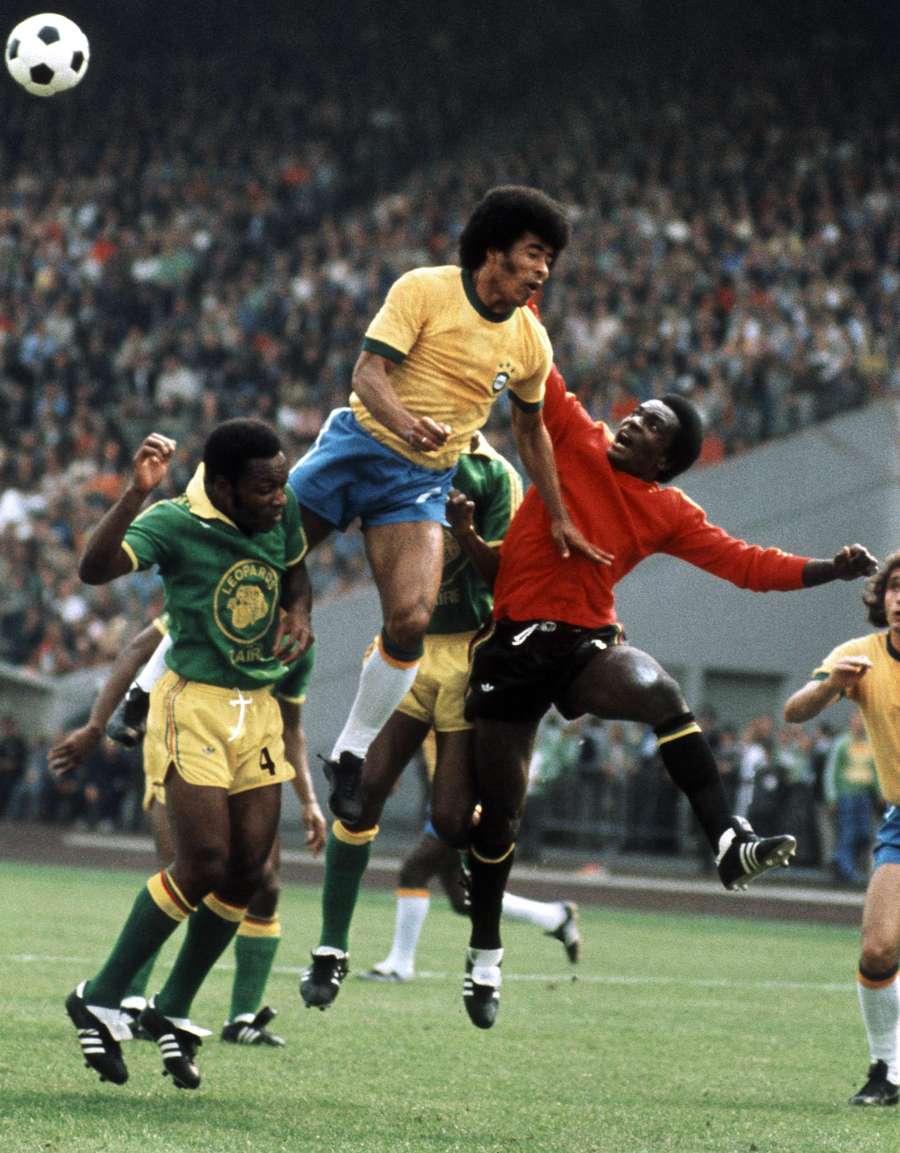 Muamba Kazadi, do Zaire, disputa a bola com o brasileiro Jairzinho no Mundial-1974, na Alemanha Muamba Kazadi, do Zaire, disputa a bola com o brasileiro Jairzinho no Mundial-1974, na Alemanha