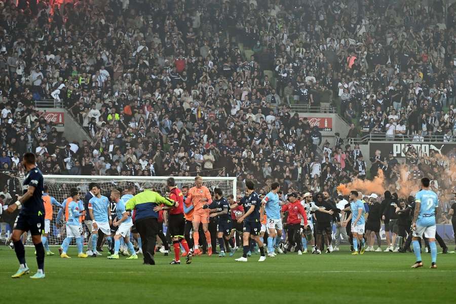 Derby v Melbourne muselo byť prerušené.