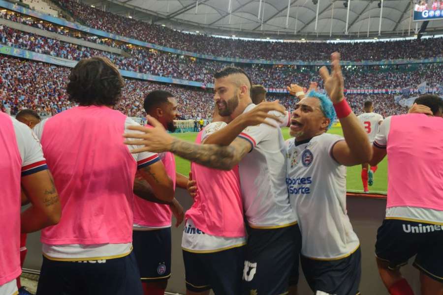 Jogadores do Bahia comemoram o 50.º título baiano do clube