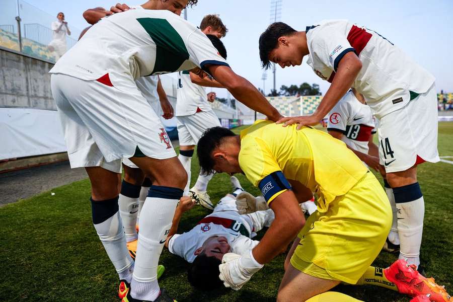 A festa dos sub-17 após a vitória diante da Sérvia