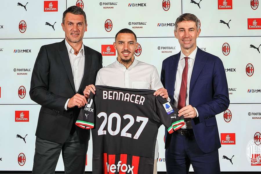 Bennacer com a camisola a indicar a renovação até 2027