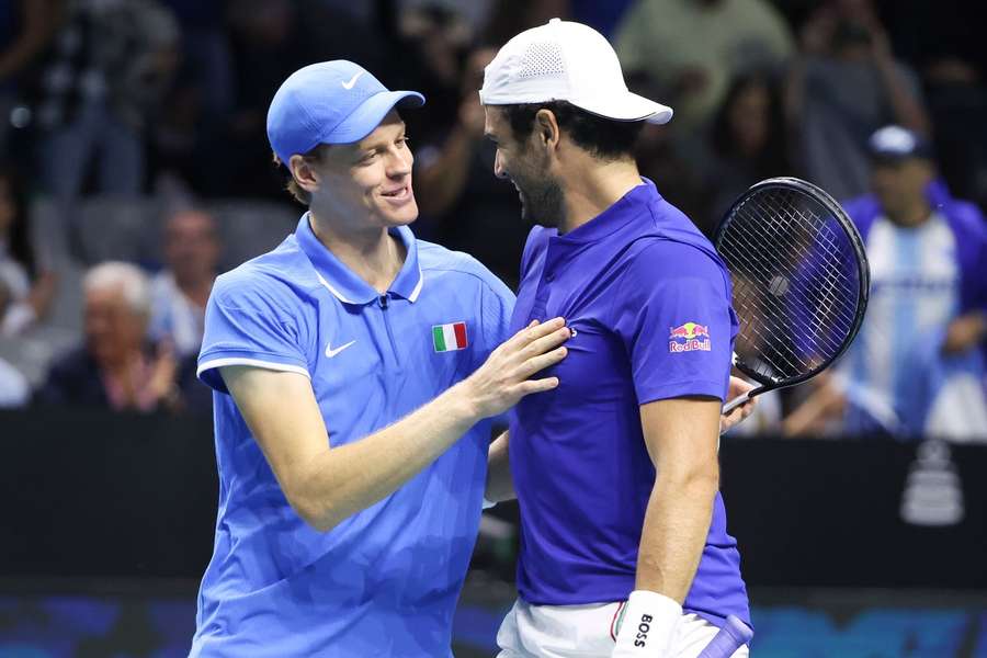 Włosi Jannik Sinner i Matteo Berrettini zdobyli punkty w turnieju finałowym.