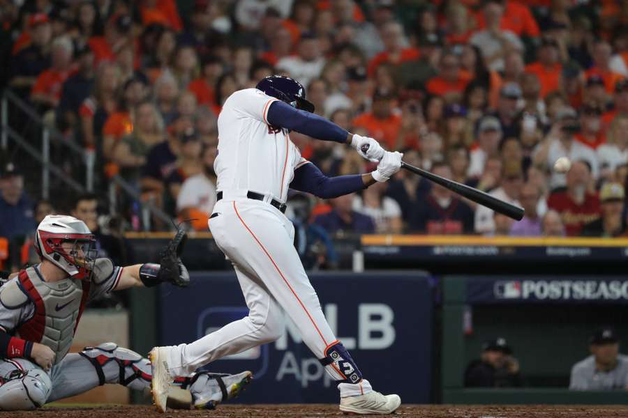 Yordan Alvarez van de Houston Astros slaat een homerun in de derde inning tegen de Minnesota Twins