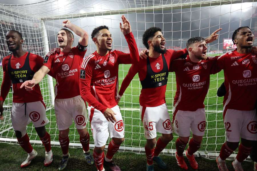 Jogadores do Brest comemoram vitória sobre o Lyon
