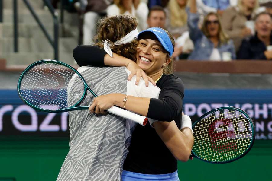 Badosa y Tsitsipas se abrazan.