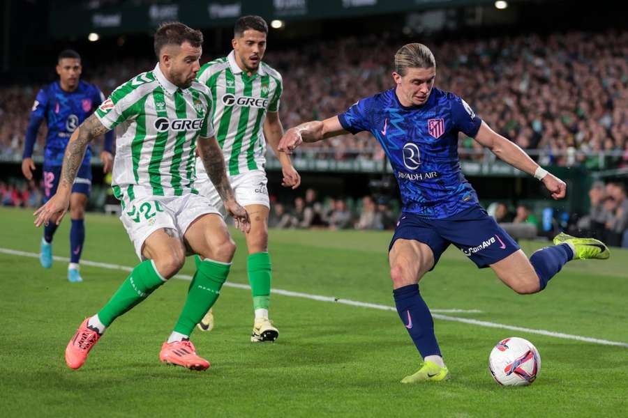 Gallagher, ante Aitor Ruibal y Fornals en el Betis-Atlético de Madrid de la pasada temporada Gallagher, ante Aitor Ruibal y Fornals en el Betis-Atlético de Madrid de la pasada temporada