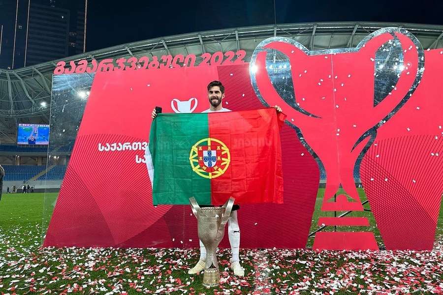 Pedro Monteiro com a Taça da Geórgia e a bandeira de Portugal