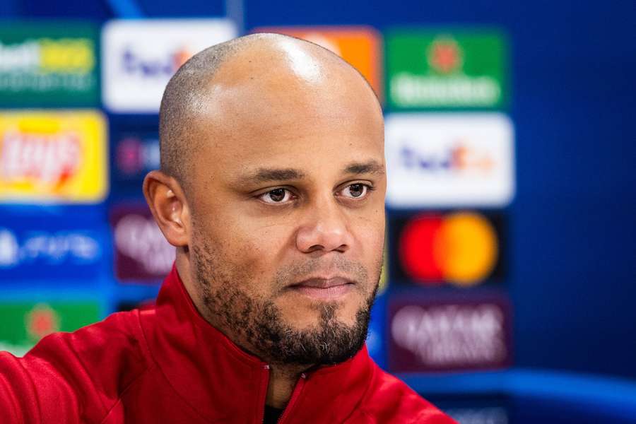 Kompany na tlačovej konferencii.