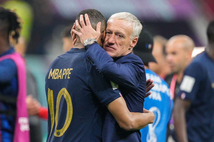 Didier Deschamps și Kylian Mbappe după finala Cupei Mondiale din Qatar