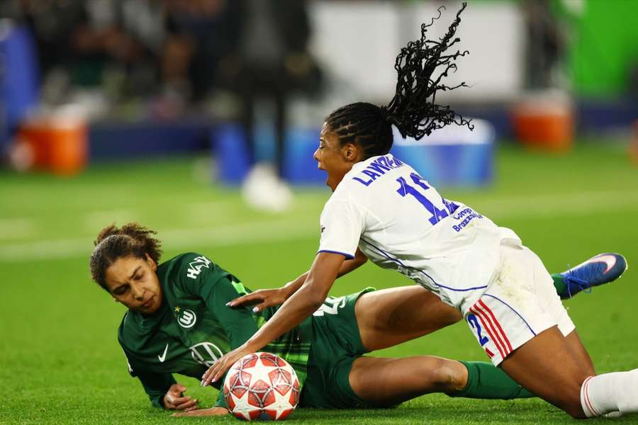 Wolfsburgs Cora Zicai (l.) kämpft mit Lyons Ashley Lawrence um den Ball.