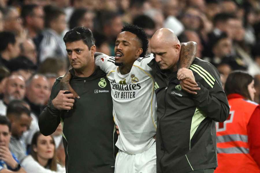 Militao, siendo retirado por los doctores del Real Madrid