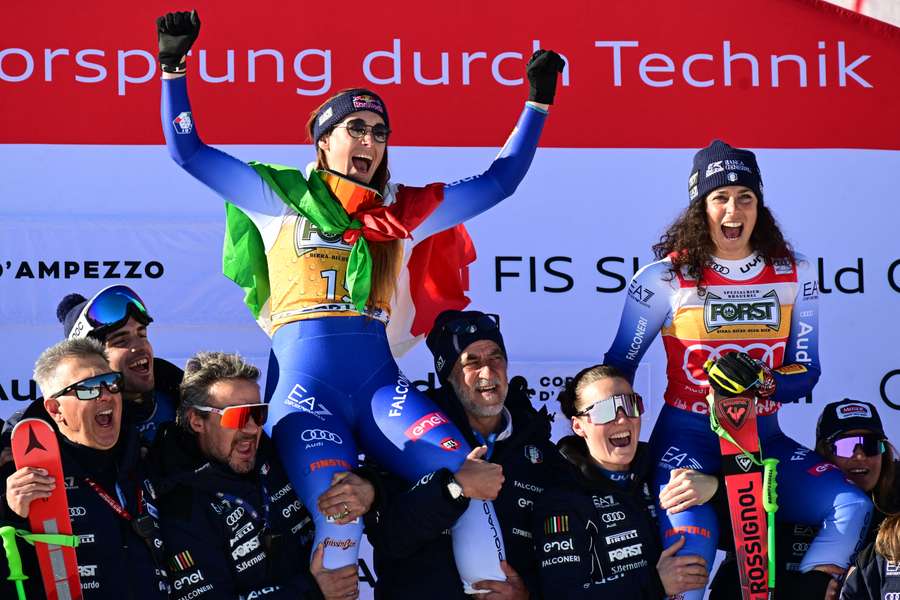 Goggiová oslavuje svoj triumf. Goggiová oslavuje svoj triumf.