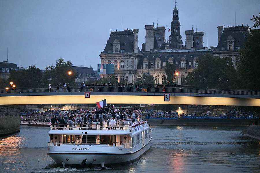 Paris lance ses Jeux par une parade pluvieuse sur la Seine