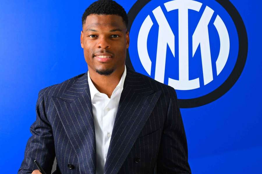 Denzel Dumfries renovou até 2028