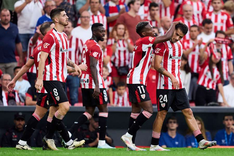 Prados, felicitado por el debutante Djaló y el resto de compañeros tras su gol