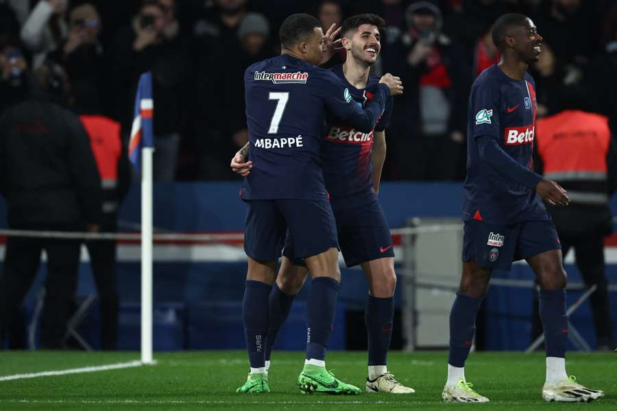 Beraldo é celebrado por Mbappé