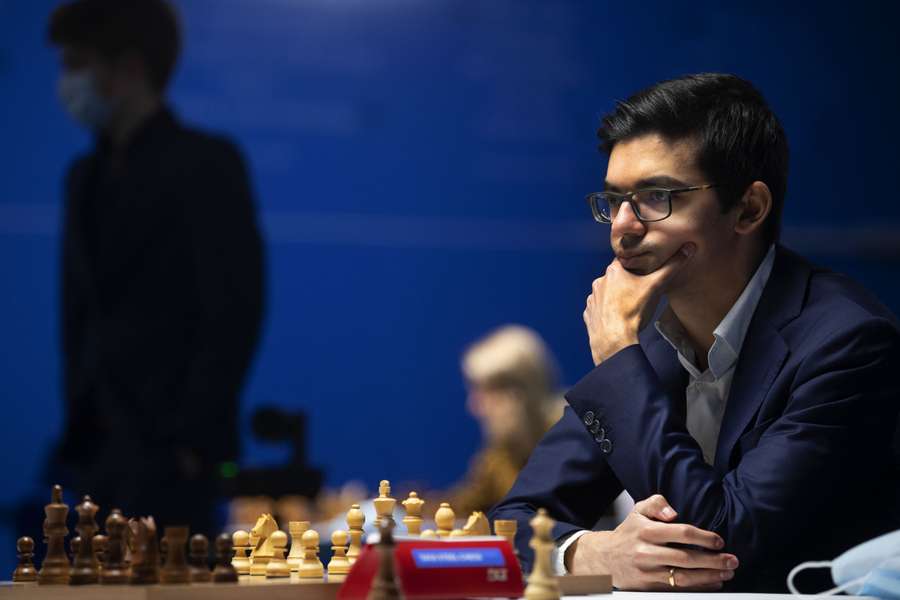 Anish Giri wint op Tata Steel in negende speelronde na 37 zetten van Ding Liren