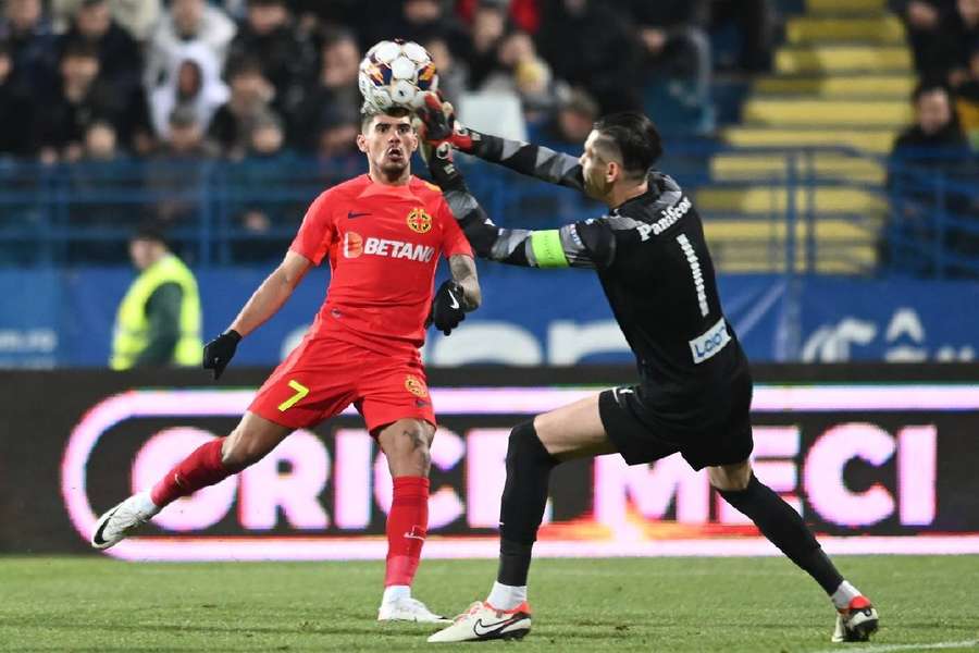 În stagiunea recent încheiată, Silviu Lung Jr. a fost utilizat în 23 de partide la Poli Iași și a încasat 30 de goluri