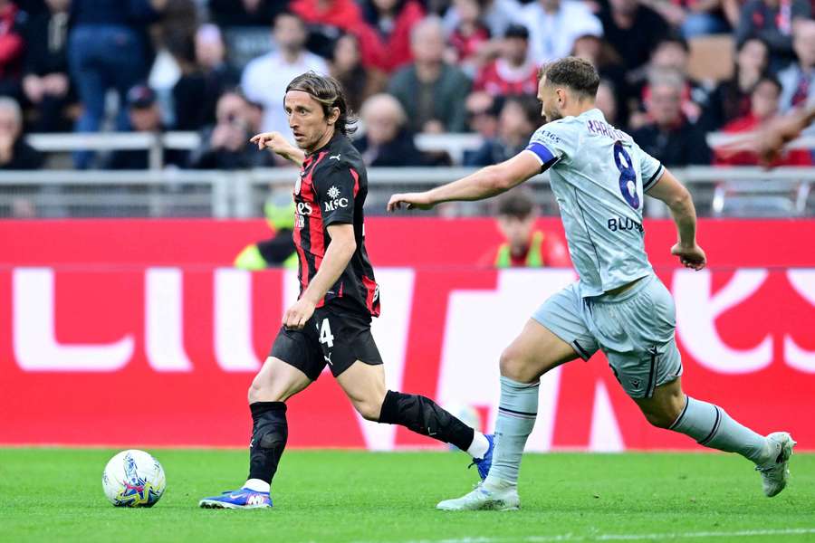 Jesper Karlstrom insegue Luka Modric