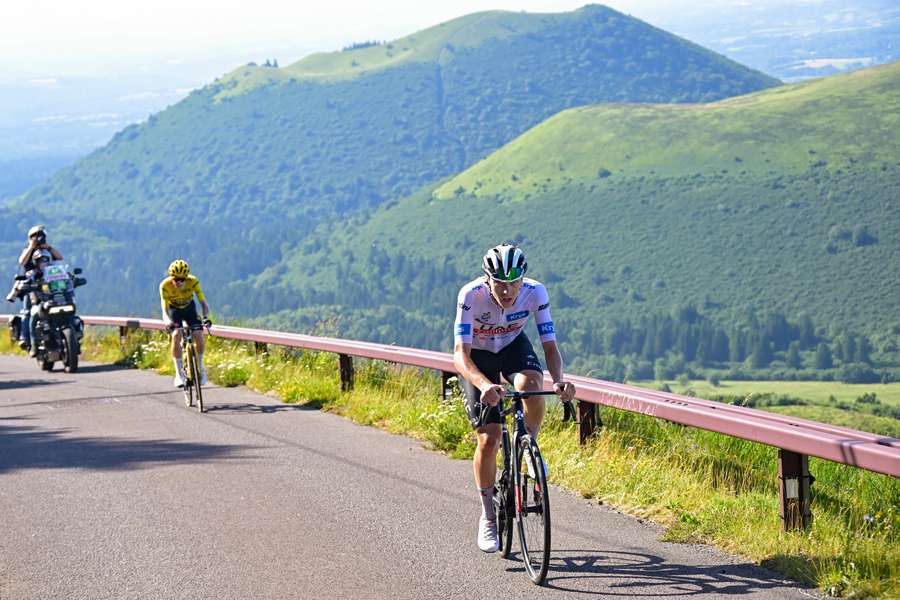 De twee kemphanen op de flanken van de Puy de Dome