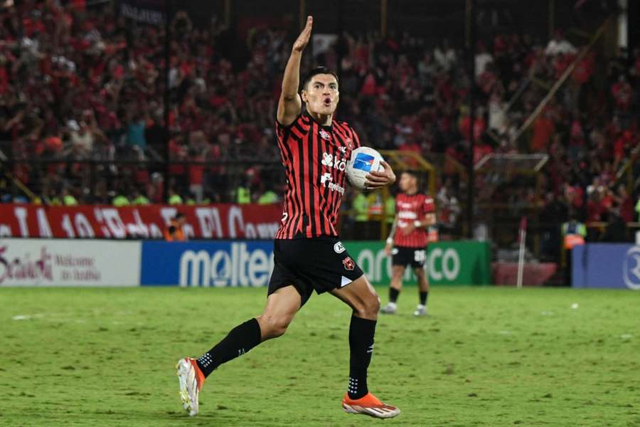 El mexicano Ronaldo Cisneros renace en Costa Rica El mexicano Ronaldo Cisneros renace en Costa Rica