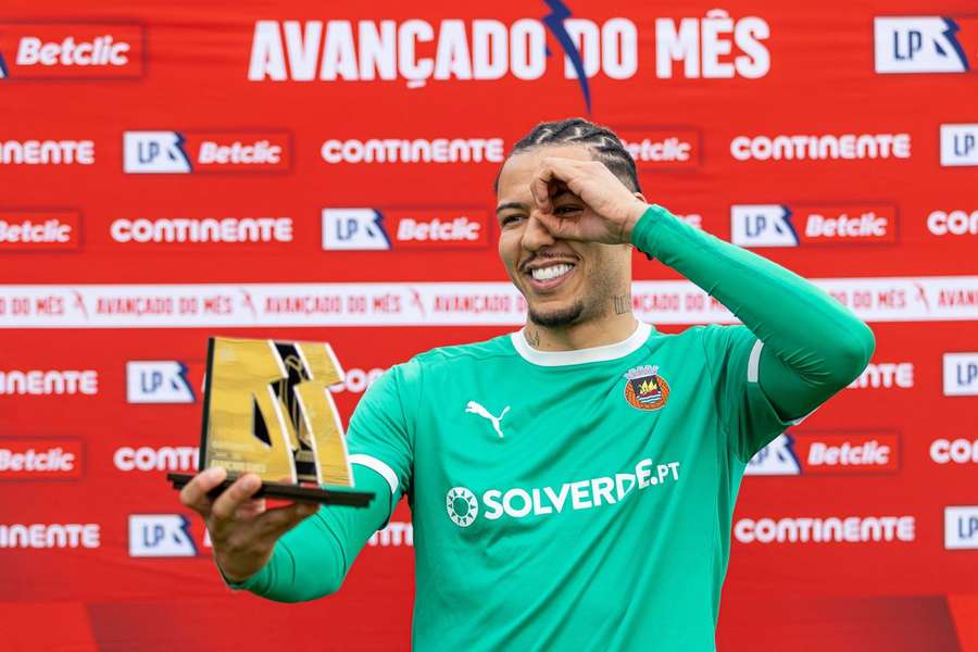 Clayton, avançado do Rio Ave, com o prémio de avançado do mês
