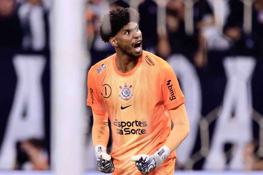 Hugo Souza brilhou nos pênaltis e deu a classificação ao Corinthians Hugo Souza brilhou nos pênaltis e deu a classificação ao Corinthians
