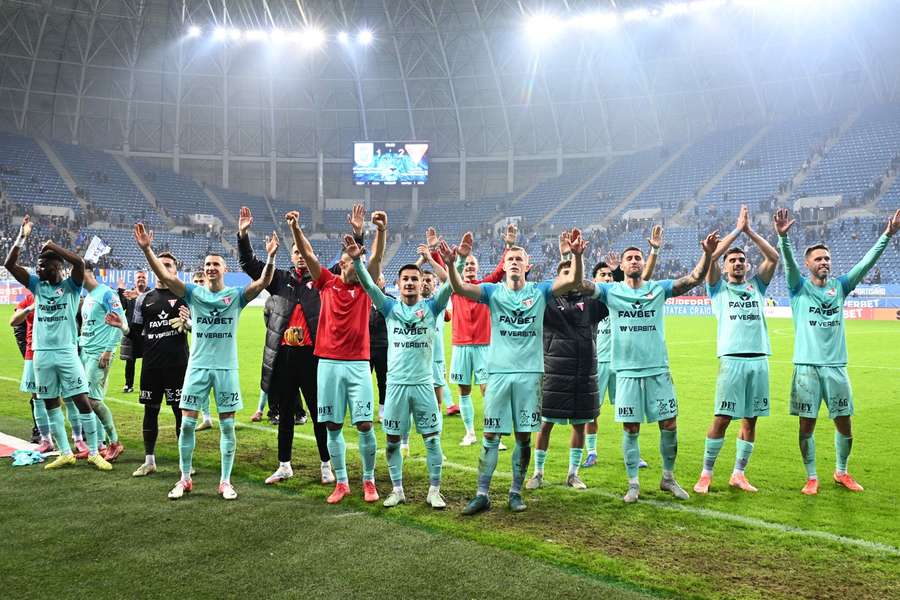 Jucătorii de la UTA Arad salută suporterii după meciul cu Craiova Jucătorii de la UTA Arad salută suporterii după meciul cu Craiova