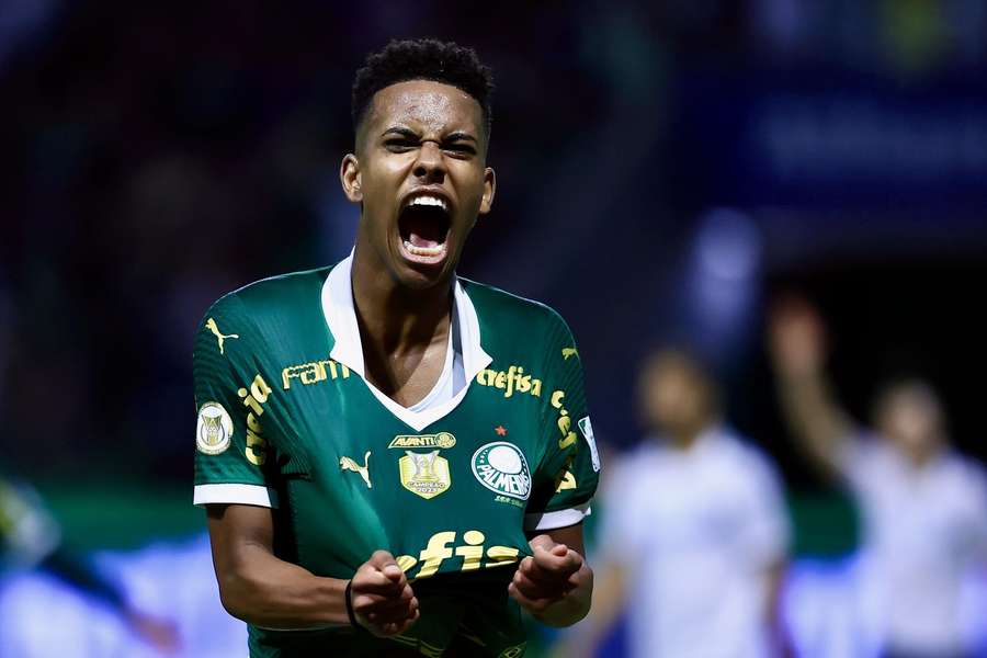 Estêvão garantiu a vitória do Palmeiras e assumiu a artilharia do Brasileirão