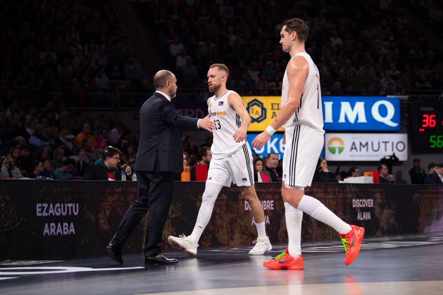 Musa y Hezonja se dirigen al banquillo, donde les recibe Chus Mateo