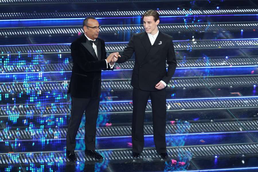 Edoardo Bove no palco do Ariston com Carlo Conti