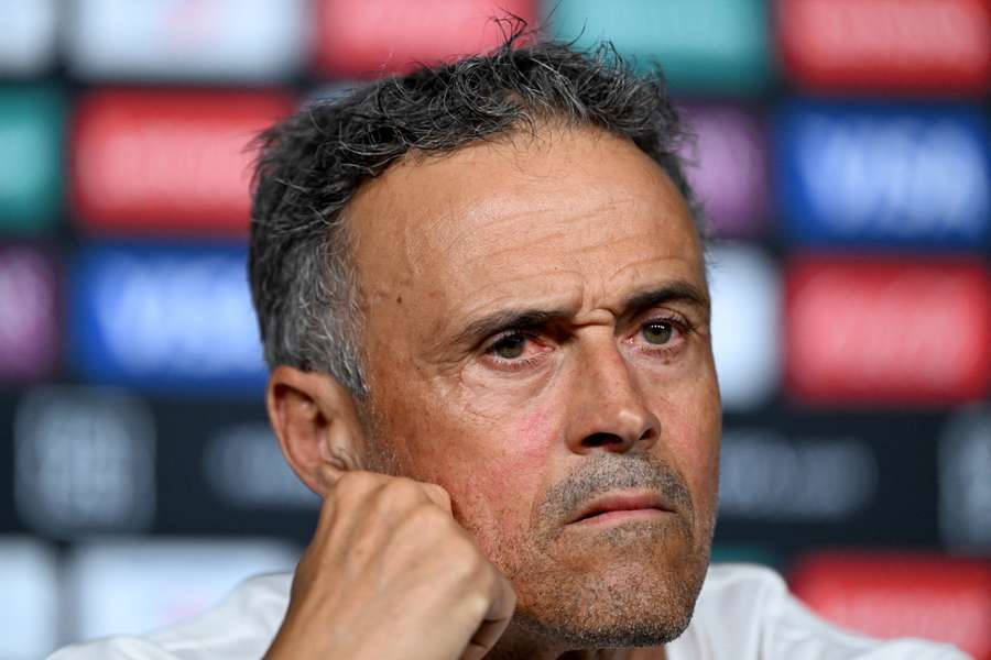 Luis Enrique não quis falar sobre ex-comandado antes de embate pela semifinal do Mundial de Clubes