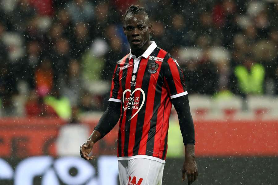 L’attaquant italien de Nice Mario Balotelli observe lors du match de Ligue 1 entre Nice et Lille, le 25 novembre 2018 à l’Allianz Riviera.