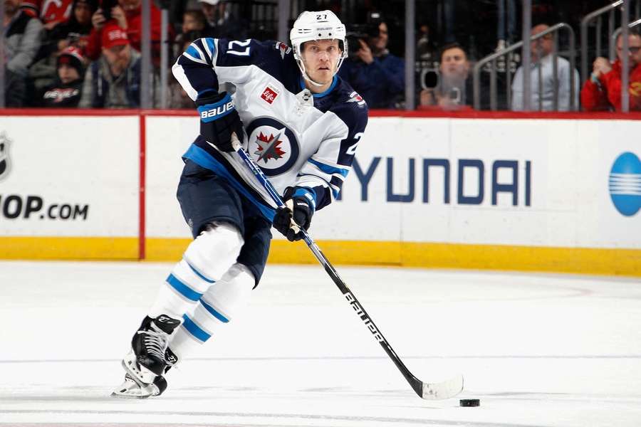 27-årige Nikolaj Ehlers har spillet i Winnipeg Jets siden 2015. Inden det har han tørnet ud for blandt andre EHC Biel og Halifax Mooseheads. 