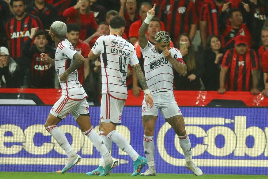 Gabigol comemora gol marcado na Ligga Arena, em Curitiba