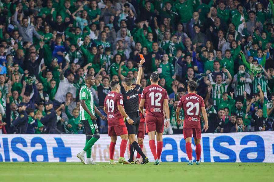 Události La Ligy: Vyhrocené derby o Sevillu, Piquého sbohem i šok ve Vallecas