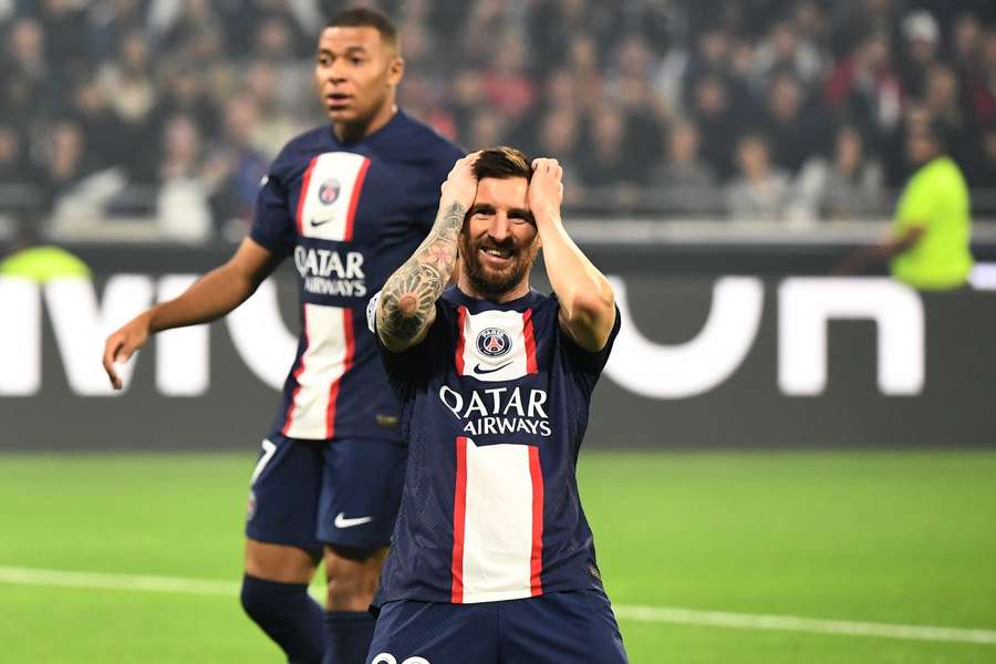 PSG vence Lyon com gol de Messi e é líder isolado do Campeonato Francês