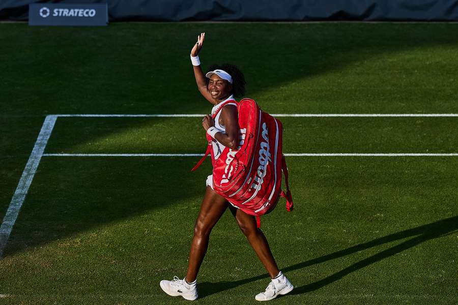 Venus Williams waves goodbye after her loss Venus Williams waves goodbye after her loss