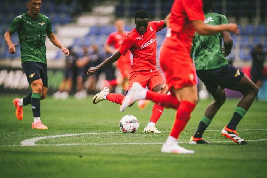 Bruma no meio dos defesas do Moreirense